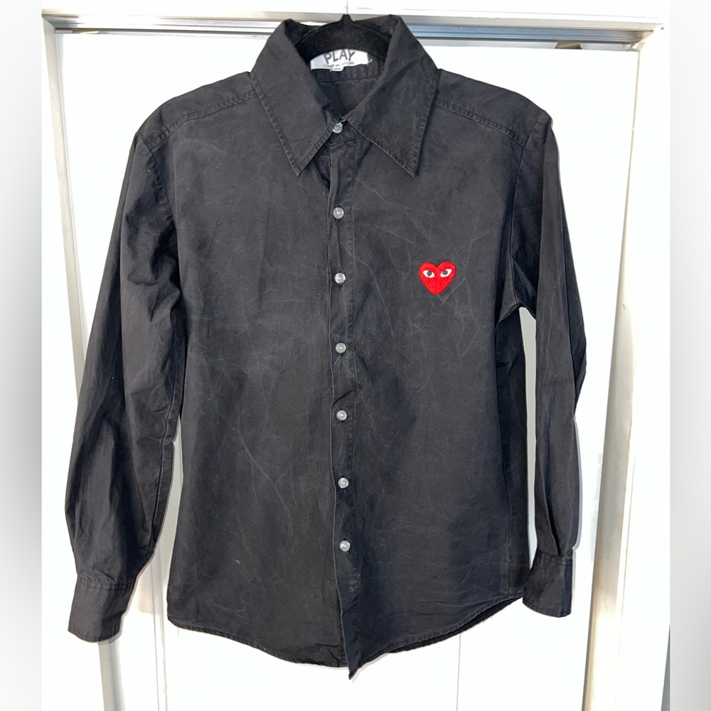 Black Play Button Down M